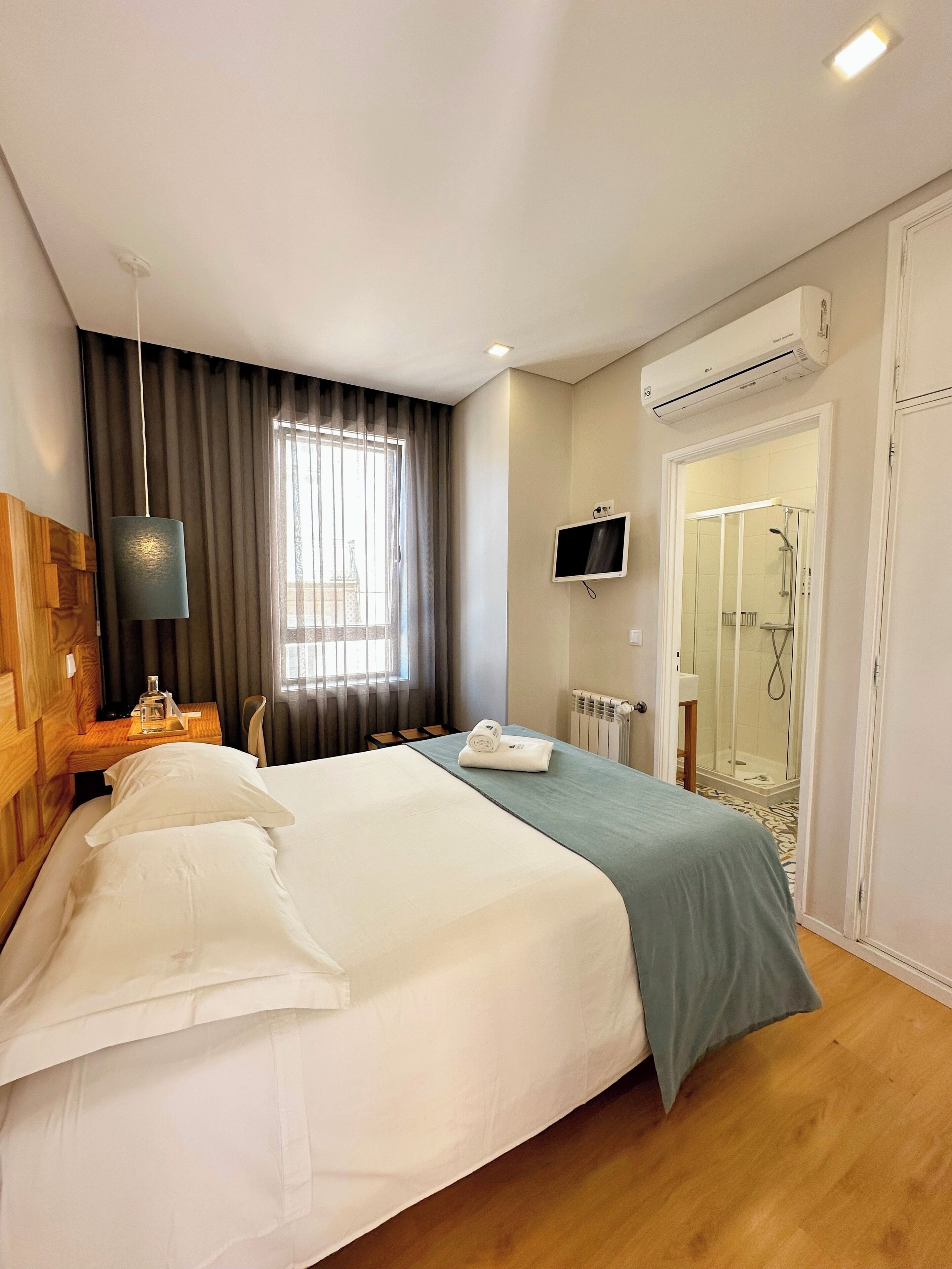 スーペリア ダブルまたはツインルーム | 高級寝具、遮光カーテン、WiFi (無料)、ベッドシーツ