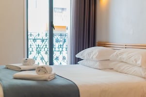 Quarto casal standard | Roupas de cama premium, cortinas blackout, Wi-Fi de cortesia