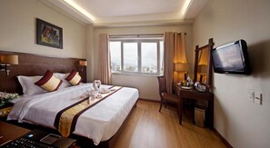 Frette Italian sheets, premium bedding, pillow-top beds, minibar - Gold Hotel Hue (Hue)