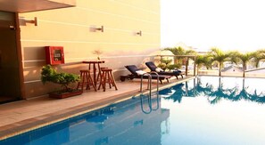 Outdoor pool, sun loungers - Gold Hotel Hue (Hue)