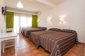 In-room safe, desk, soundproofing, free WiFi - Sol y Miel Hostal (Benalmádena)