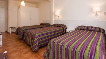 Habitación triple | Baño | Ducha, secador de pelo y toallas