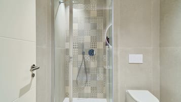 Superior tweepersoonskamer, terras | Badkamer | Een douche, een haardroger, handdoeken