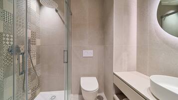 Triple Room | In-room safe, desk, soundproofing, free WiFi
