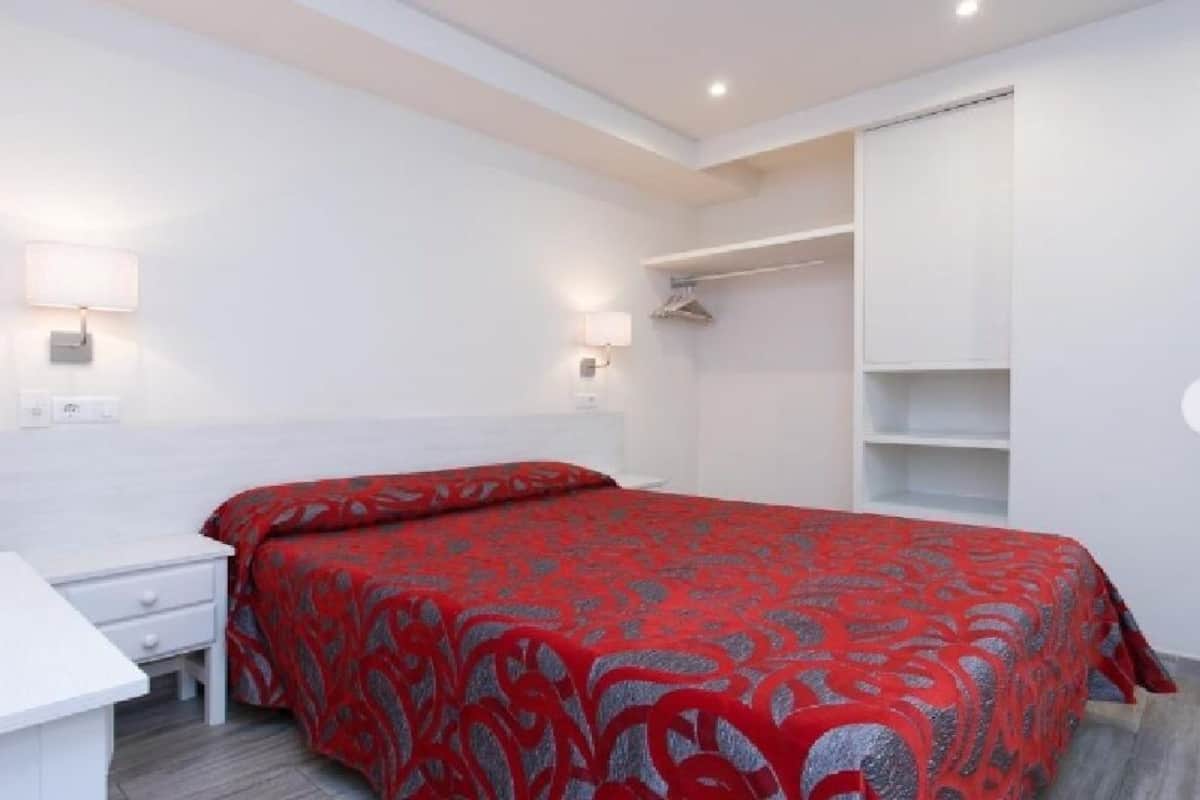 In-room safe, desk, soundproofing, free WiFi