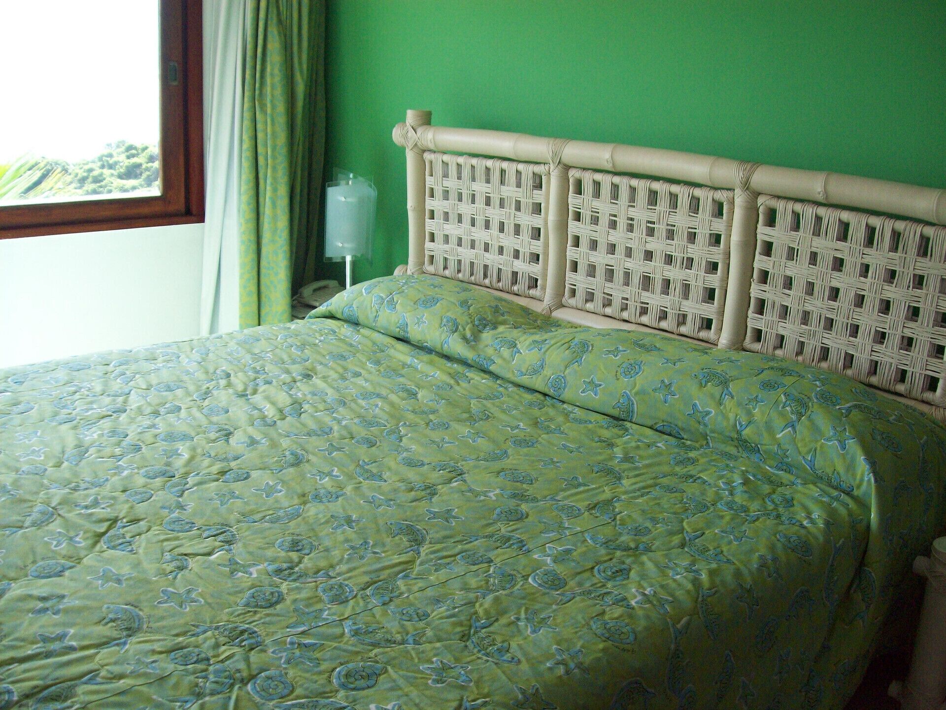 ミニバー、セーフティボックス (室内)、遮光カーテン、ベッドシーツ