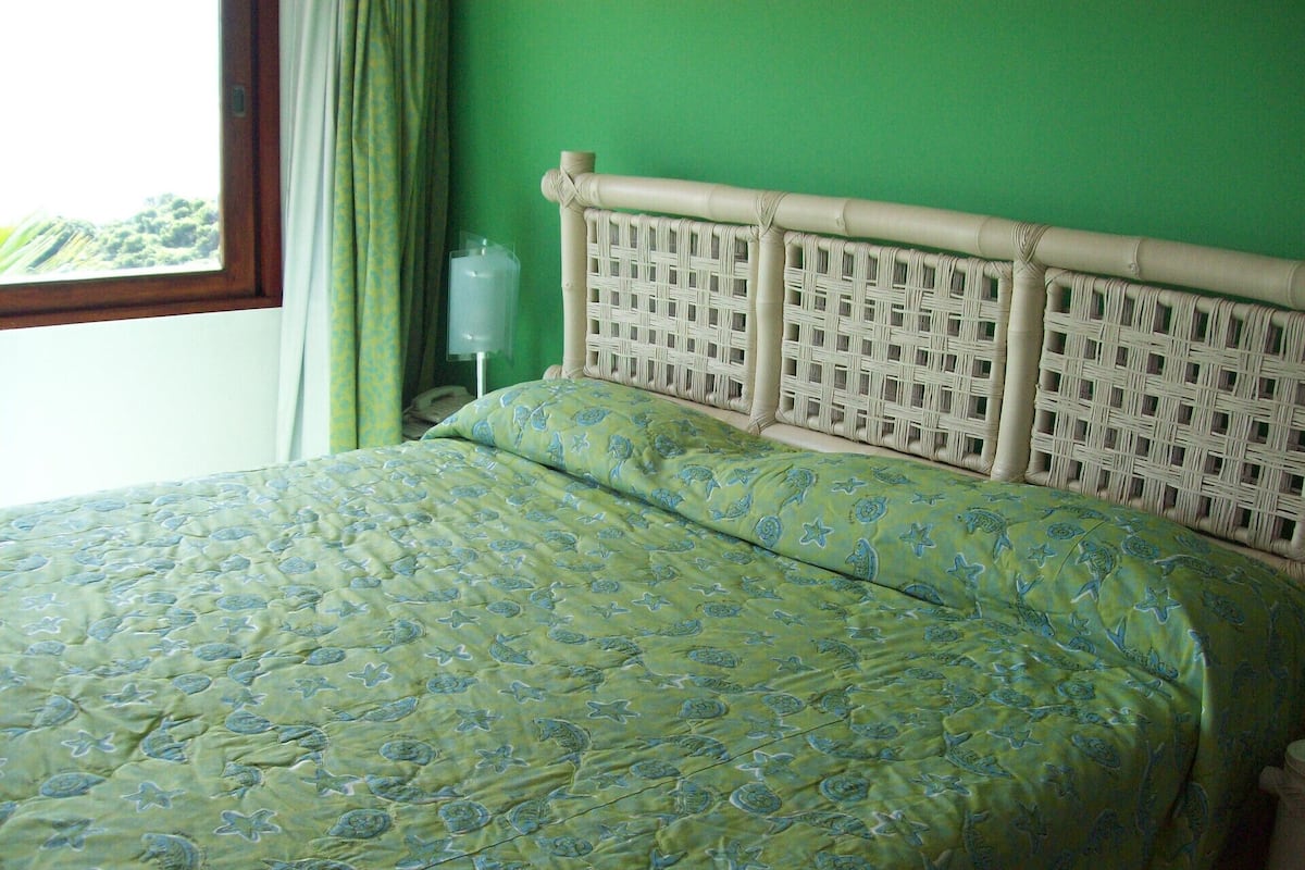 Minibaari, tallelokero huoneessa, pimennysverhot, vuodevaatteet