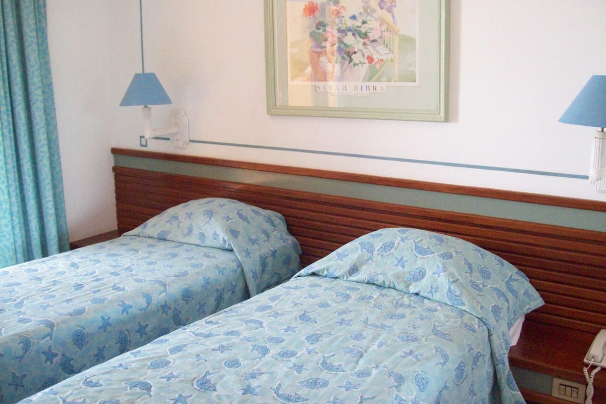 Minibar, brankas, tirai kedap cahaya, dan seprai linen