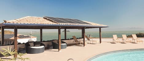 Piscine extérieure, parasols de plage, chaises longues