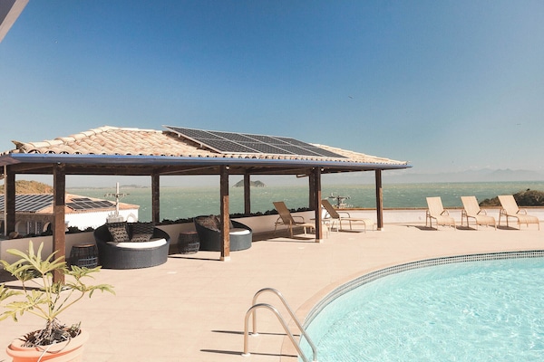 Piscina a l'aire lliure (horari: 09:00-20:00), para-sols i gandules