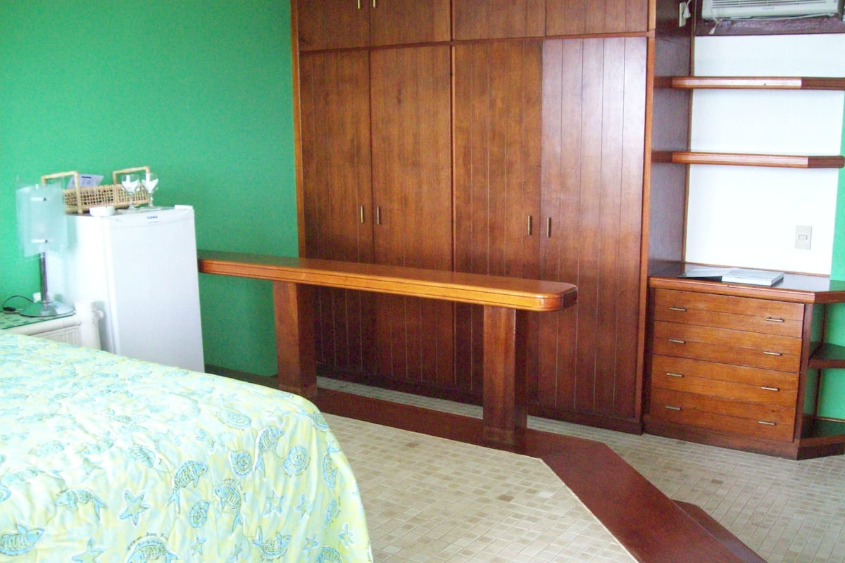 Minibar, caja fuerte, cortinas opacas y ropa de cama