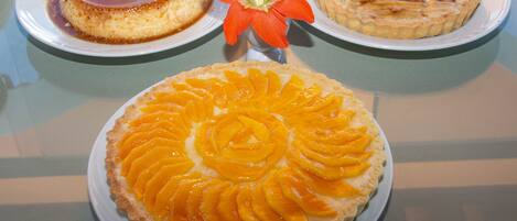 Drie verschillende desserts op borden.