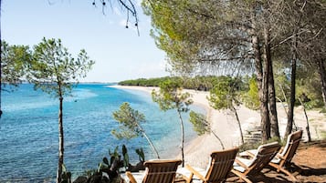 Plage privée, sable blanc, cabines gratuites, chaises longues