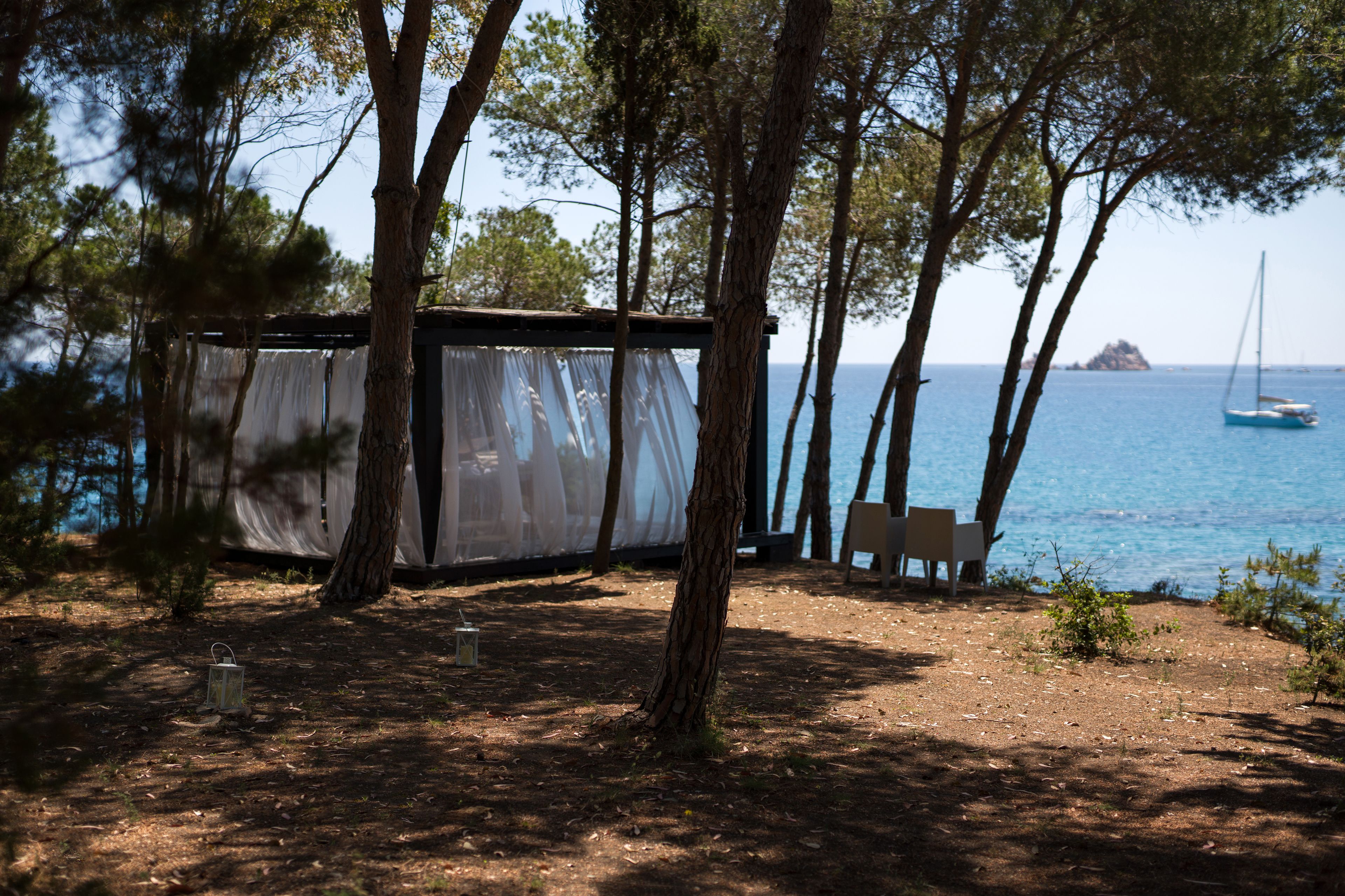 body treatments, aromatherapy, deep-tissue massages, sports massages