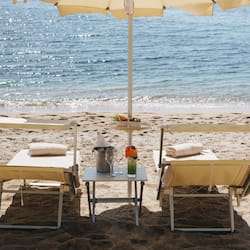 Playa privada, arena blanca, camas de playa gratis