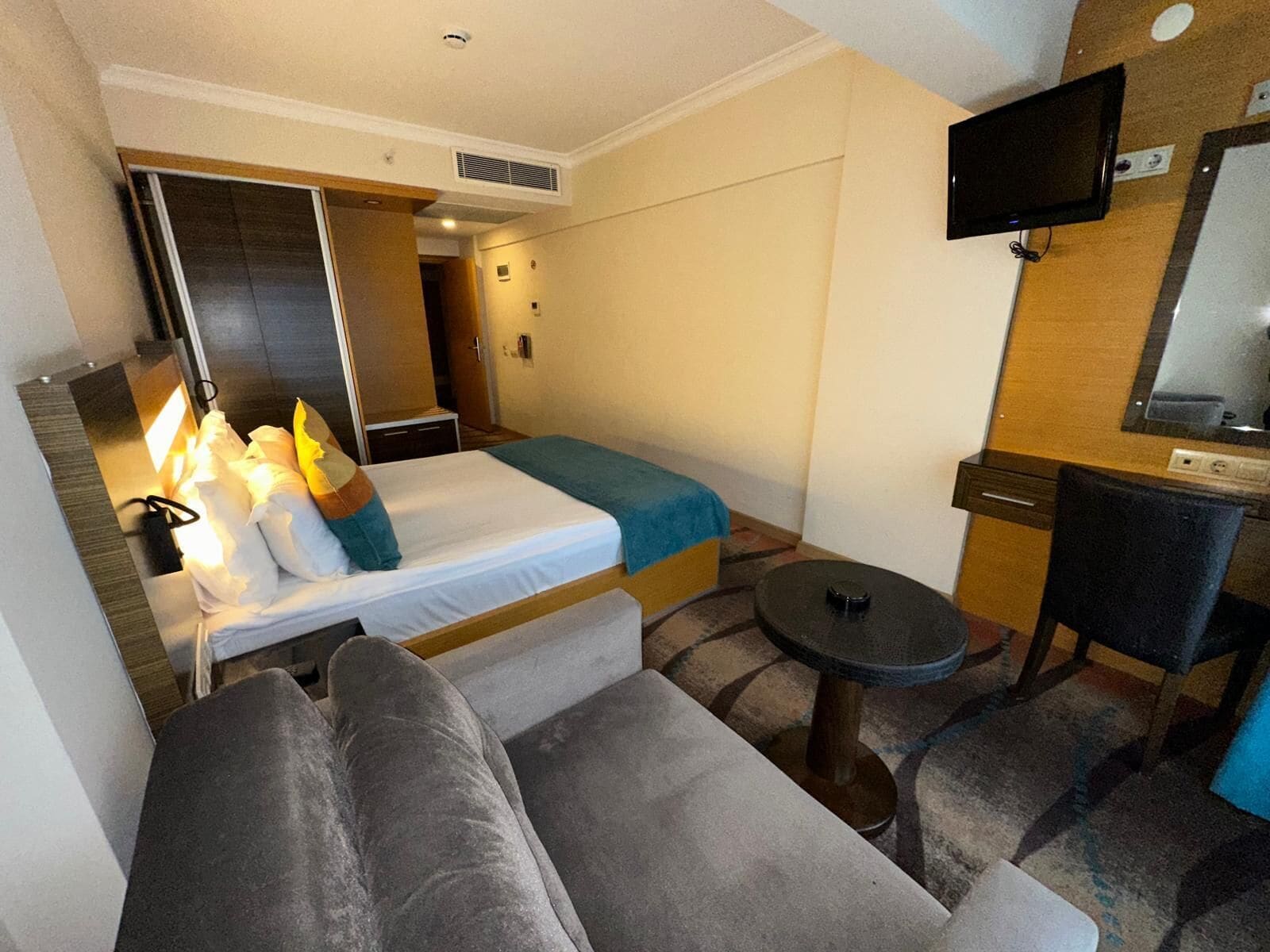 standard room, sea view | 1 bedroom, minibar, in-room safe, iron/ironing board