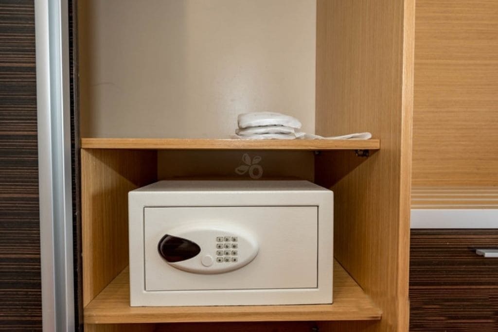 deluxe room, sea view | 1 bedroom, minibar, in-room safe, iron/ironing board