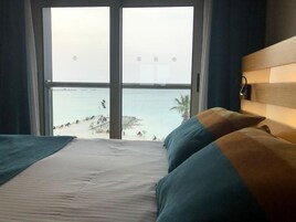 Habitación económica, vistas al mar | Minibar, caja fuerte, tabla de planchar con plancha y wifi gratis