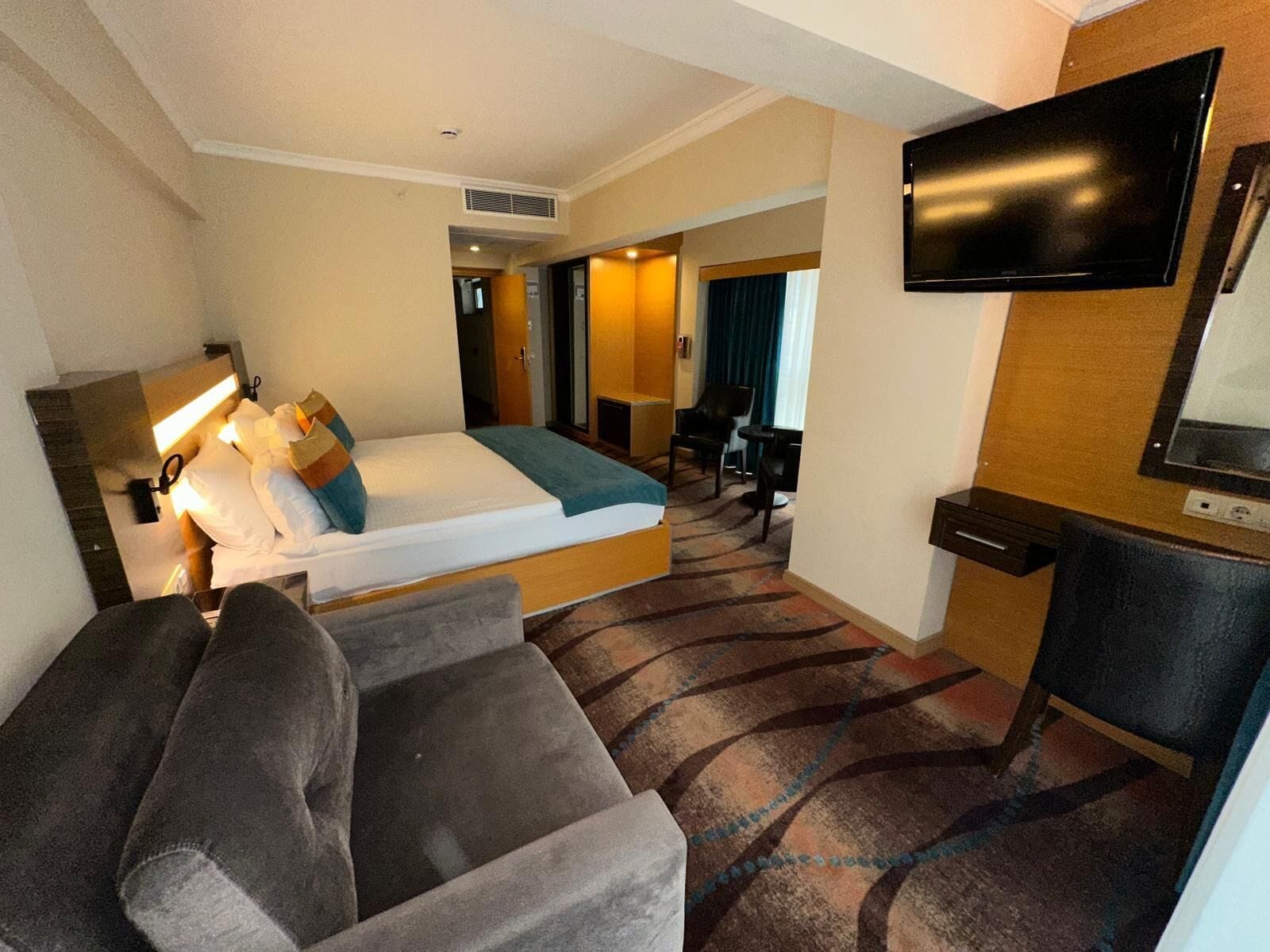 deluxe room, sea view | 1 bedroom, minibar, in-room safe, iron/ironing board