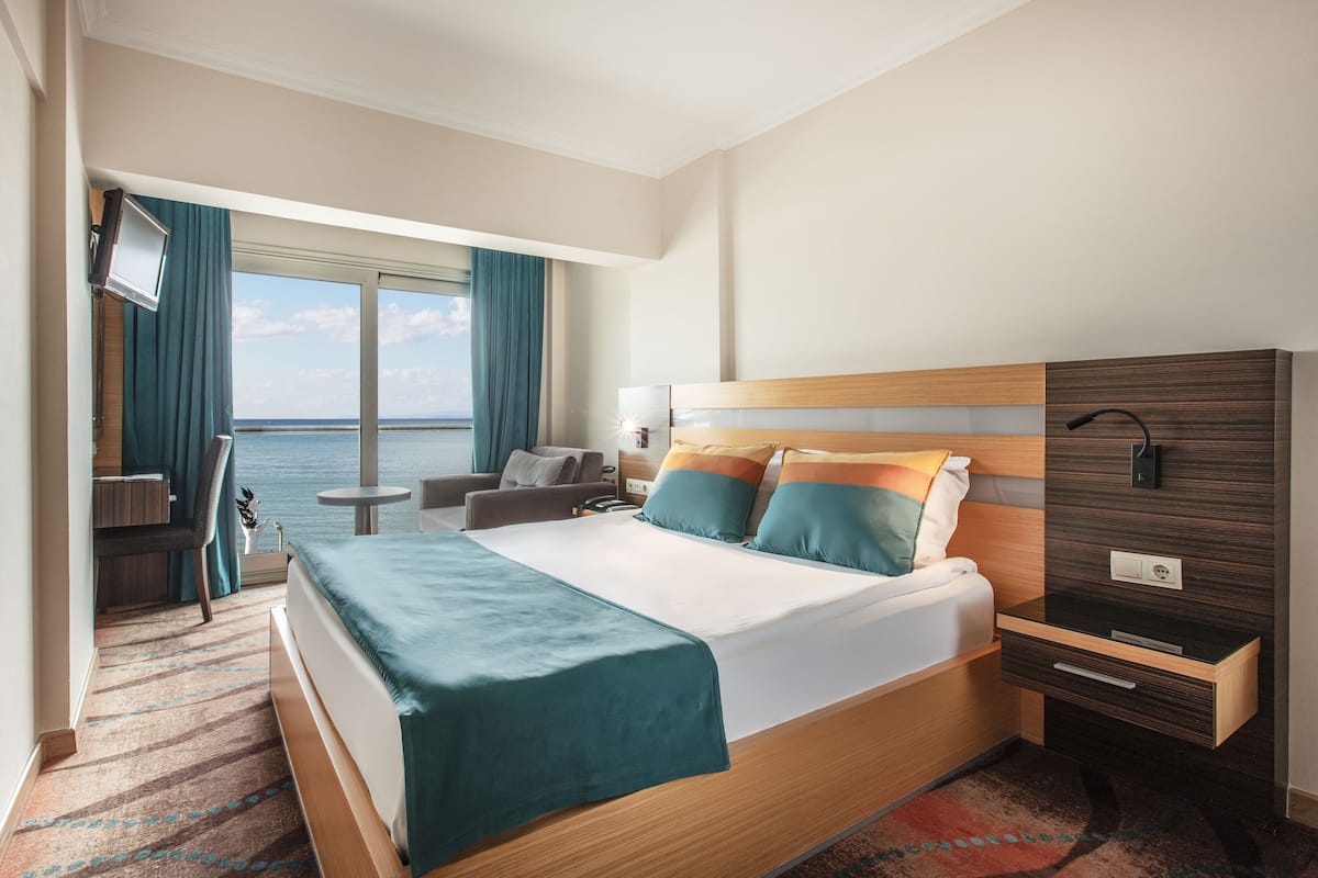 Habitación estándar, vista al mar | Minibar y caja de seguridad en la habitación