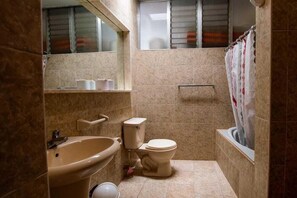 Kostenlose Toilettenartikel, Haartrockner, Handtücher