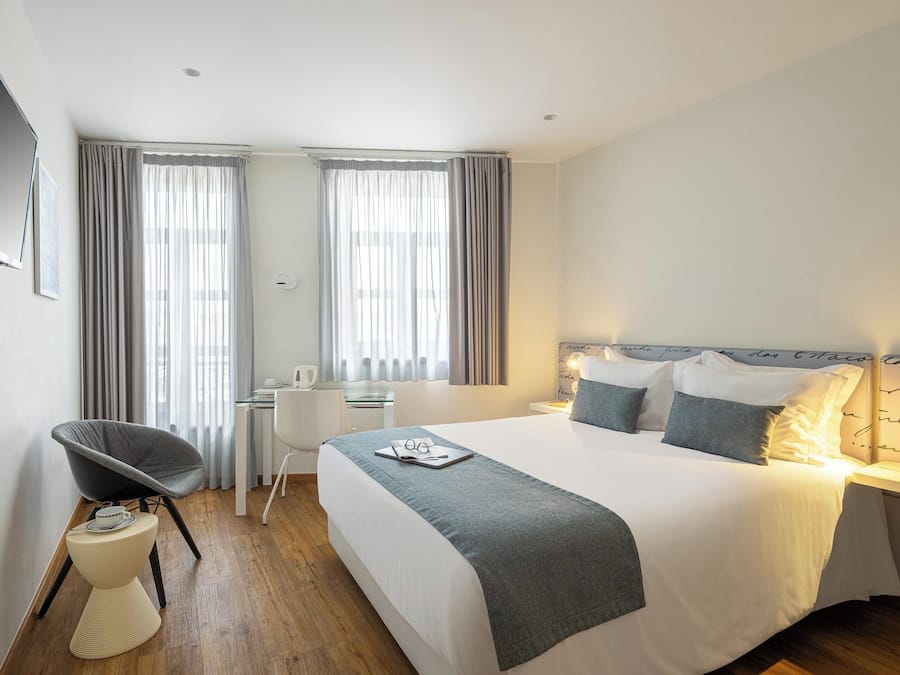 Dobbeltrom, kanalutsikt | Minibar, safe på rommet, skrivebord og blendingsgardiner