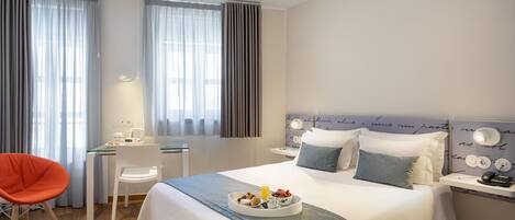 Dobbeltrom, kanalutsikt | Minibar, safe på rommet, skrivebord og blendingsgardiner