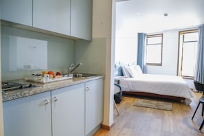 Studio, 2 lits une place, vue canal | Coin cuisine privé