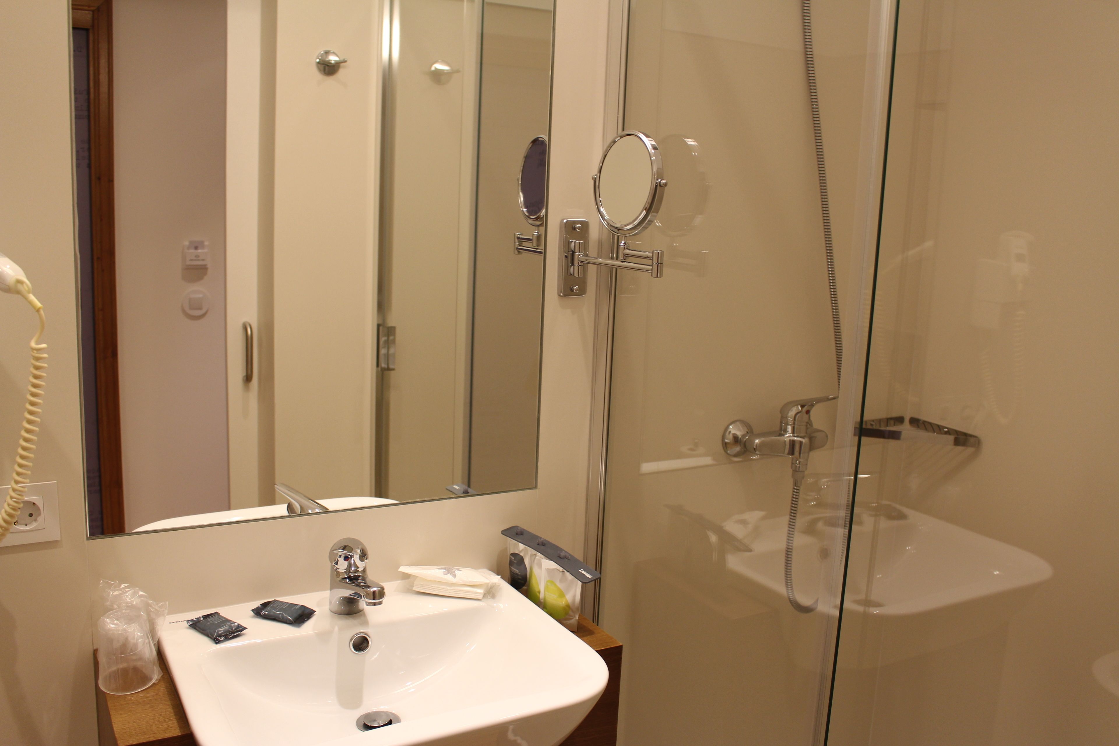 double room, canal view | bathroom | free toiletries, hair dryer, bidet, towels