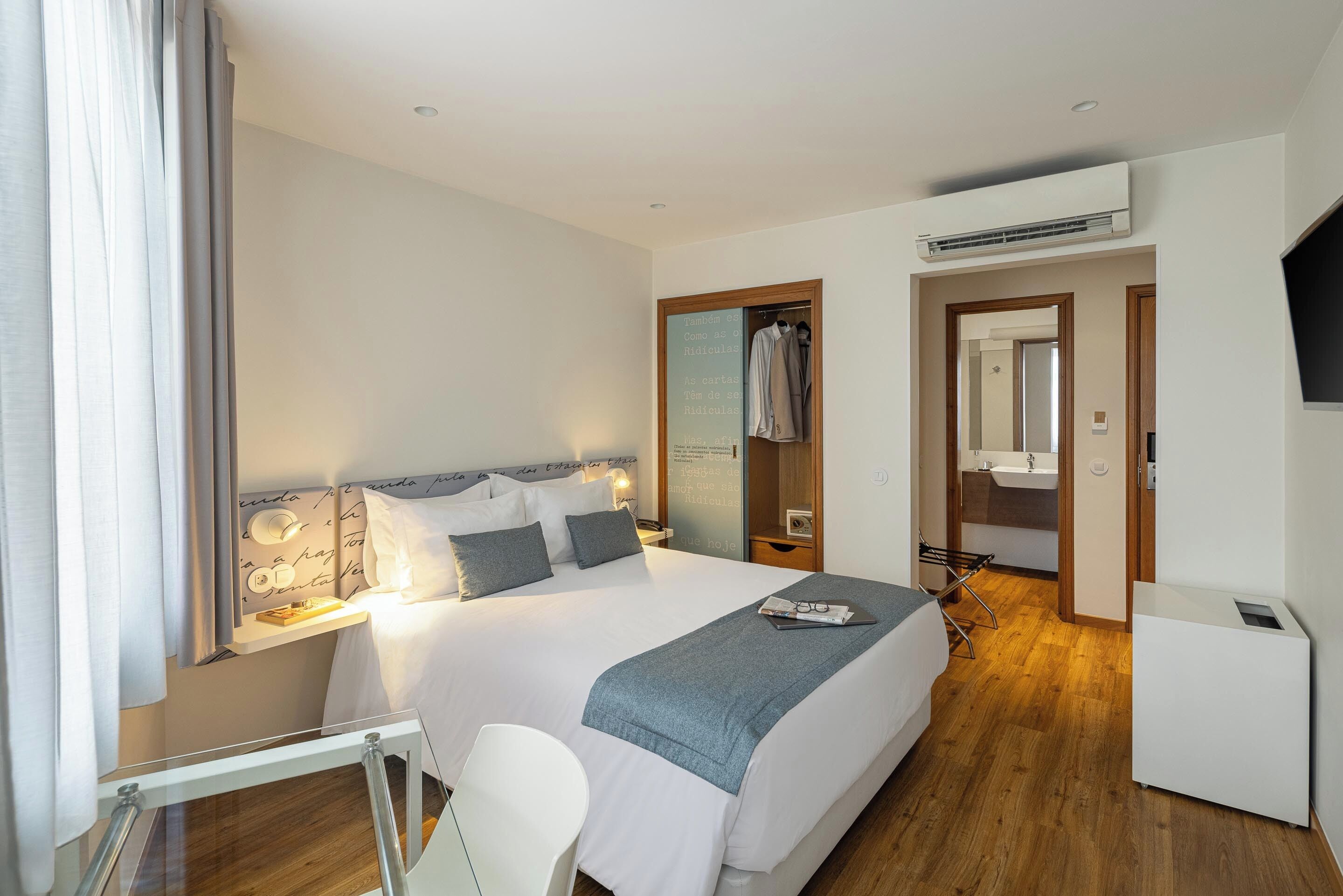 Double Room, Canal View | Minibar, in-room safe, desk, blackout drapes