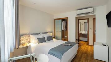 Double Room, Canal View | Minibar, in-room safe, desk, blackout drapes