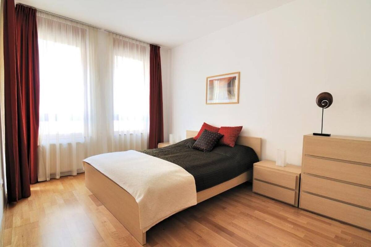 Escritorio, tabla de planchar con plancha, wifi gratis y ropa de cama