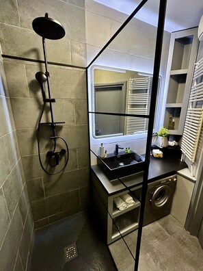One Bedroom Apartment for 4 people | Bathroom | Hair dryer, towels - Comfort Apartments (Budapest)