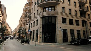 A multi-story hotel with a curved facade, multiple balconies, and a prominent entrance. - Comfort Apartments (Budapest)