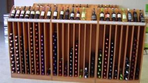 Una botellera con varias botellas organizadas en filas.