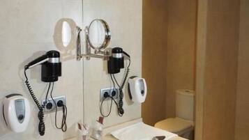 Habitació doble o amb dos llits individuals | Bany | Banyera, assecador de cabells i tovalloles