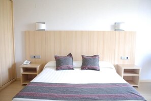 Minibar, desk, laptop workspace, free WiFi