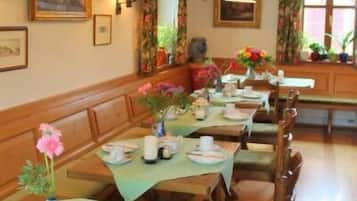 Daily continental breakfast (EUR 18 per person)