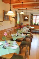 每日供应当地美食早餐（每人 EUR 18）