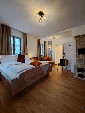 Comfort Triple Room | Premium bedding, down comforters, in-room safe, individually decorated - Gasthof Hotel Bezold (Rothenburg ob der Tauber)