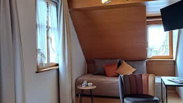 Comfort driepersoonskamer | Luxe beddengoed, donsdekens, een kluis op de kamer