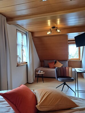 Comfort Triple Room | Premium bedding, down comforters, in-room safe, individually decorated - Gasthof Hotel Bezold (Rothenburg ob der Tauber)