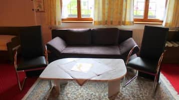 Dreibettzimmer | Wohnbereich | Flachbildfernseher