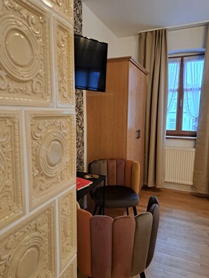Kolmen hengen comfort-huone | Ylelliset vuodevaatteet, yksilöllisesti sisustettu