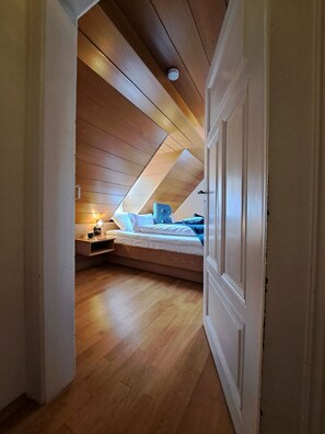 Classic Room | Premium bedding, down comforters, in-room safe, individually decorated - Gasthof Hotel Bezold (Rothenburg ob der Tauber)