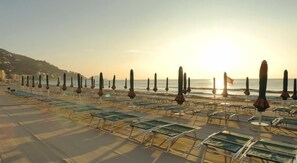 Plage privée à proximité, chaises longues, parasols, serviettes de plage
