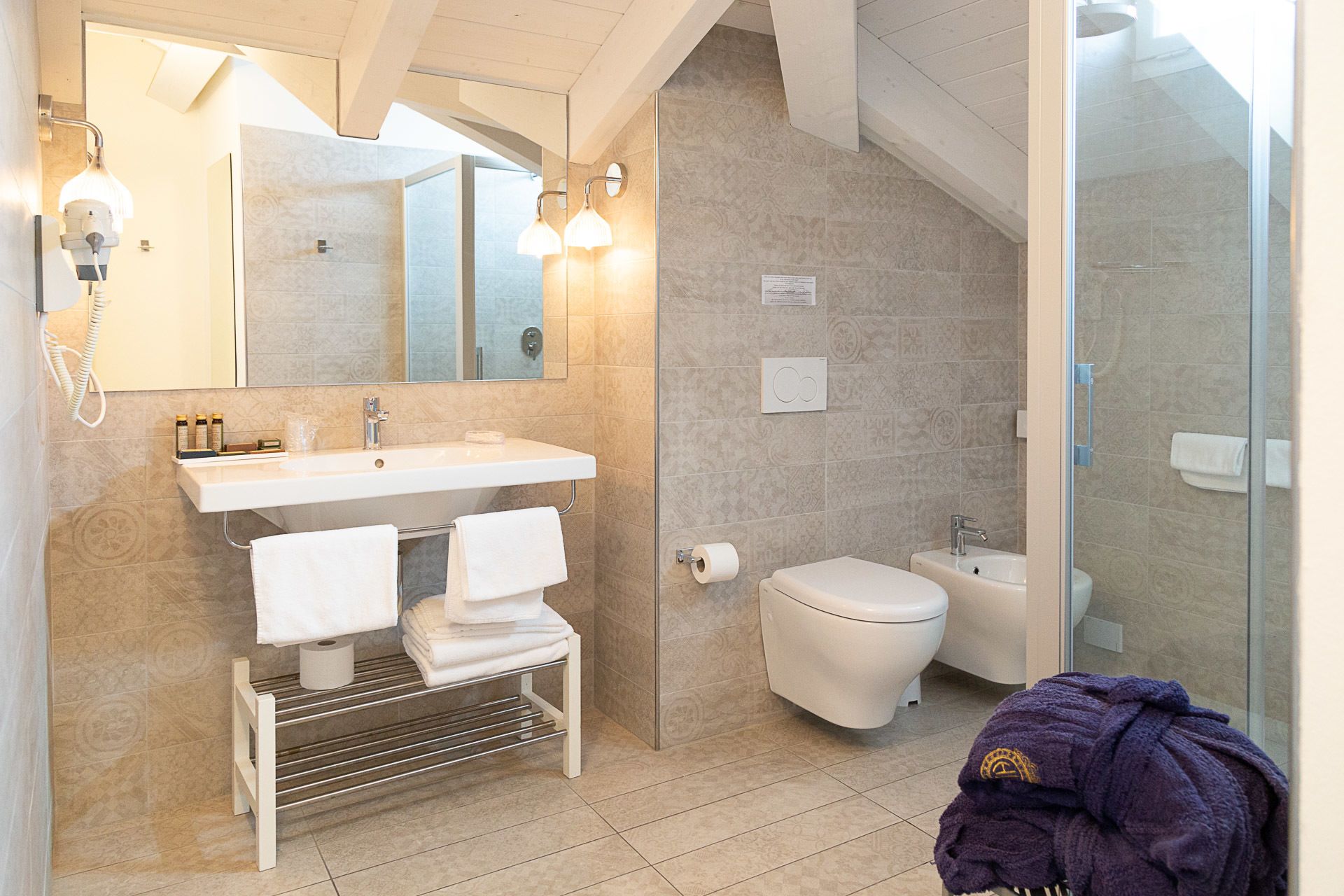 triple room | bathroom | free toiletries, hair dryer