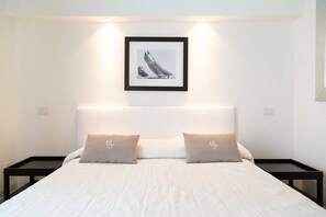 Habitació doble econòmica | Minibar, caixa forta a l'habitació, escriptori i wifi gratuïta 