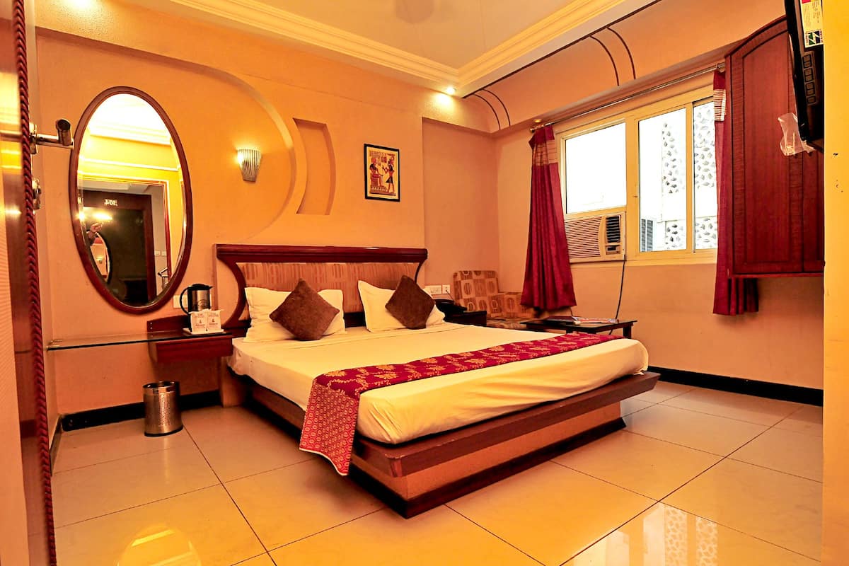 Deluxe Room | Desk, iron/ironing board