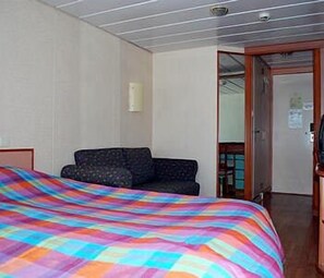 Allergitestet sengetøy, safe på rommet, skrivebord og strykejern/-brett